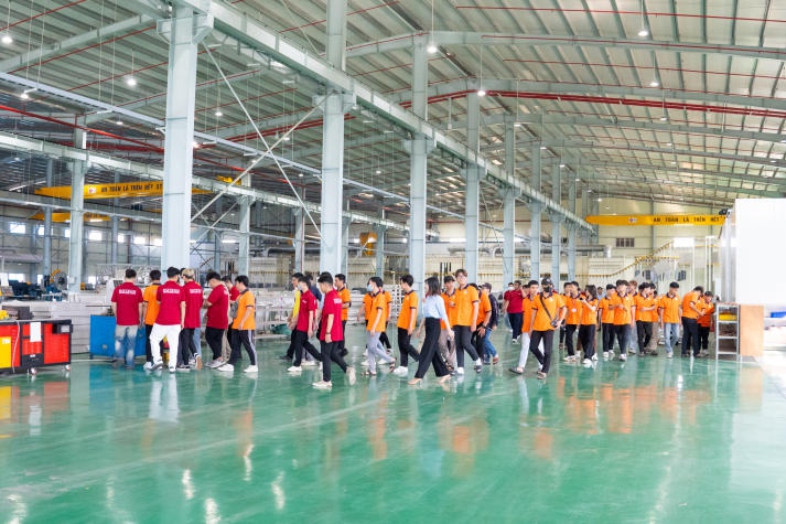 Students of 13WIN13 Institute of Engineering visited Ssang Yong Electric Vina Ltd. 32