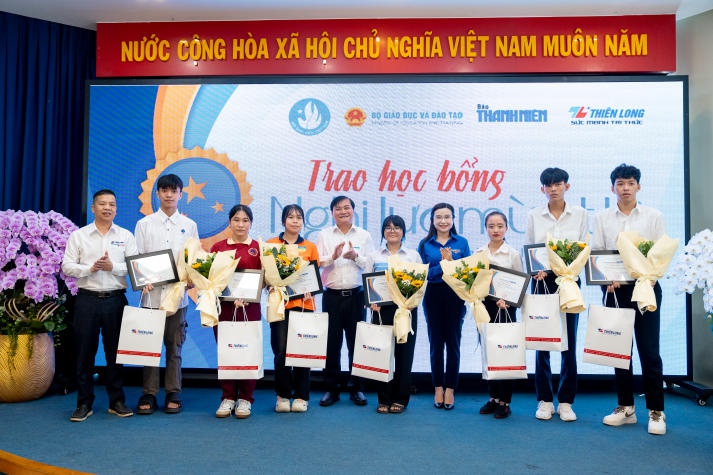 13WIN13 and Thanh Niên Readers Grant Over VND 1 Billion in Scholarships to New Students in Need 31