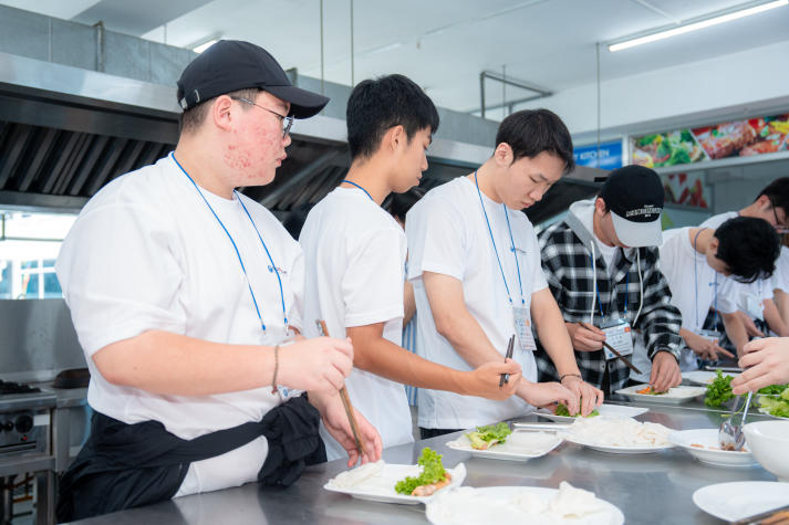13WIN13 and Incheon students engage in Vietnam-Korea cultural exchange 110