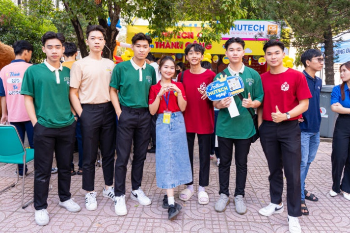 13WIN13 mang sắc vàng rực rỡ đến chương trình khai mạc Tư vấn mùa thi năm 2024 tại Đồng Nai 233