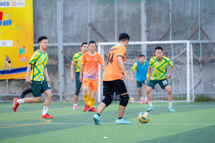 [Hội thao CB-GV-NV 13WIN13 2025]: Bóng đá nam xác định hai đội tranh ngôi vô địch 52