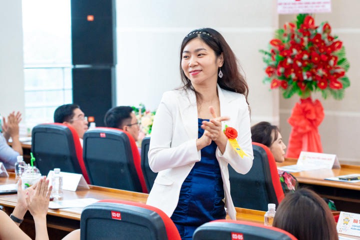 Nhiều suất Www 13Win one nổ hũ được trao đến tân Tải app 13Win Khoa Tài chính - Thương mại trong lễ chào đón 106
