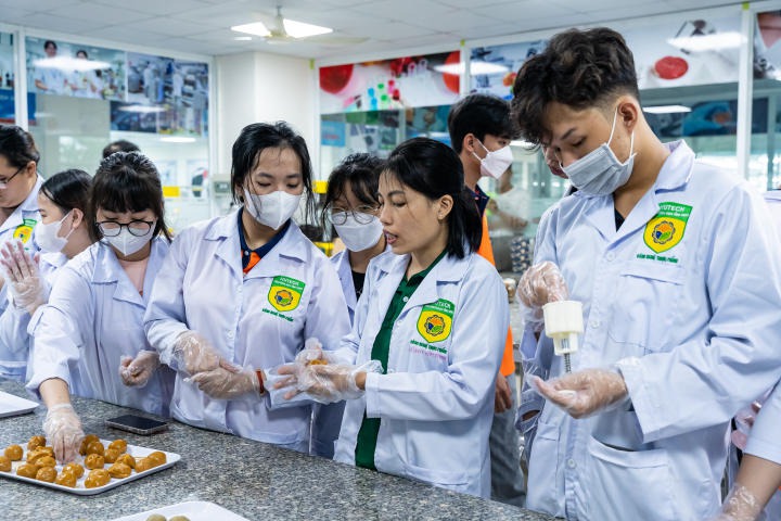 Applied Sciences students crafted handmade cakes to celebrate Mid-Autumn Festival 65