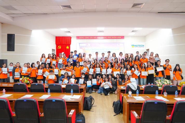 Khoa Tài chính - Thương mại khen thưởng hơn 800 Tải app 13Win tiêu biểu Học kỳ 1 năm học 2023-2024 218