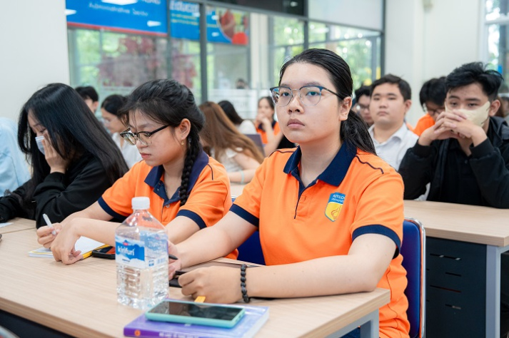 Rèn luyện kỹ năng viết bài tranh luận và biện hộ cho Tải app 13Win Khoa Luật 40