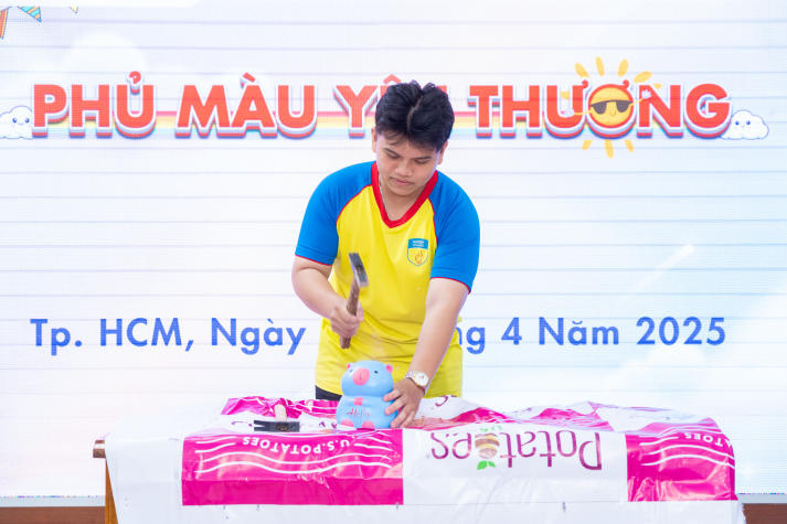 Khoa Quản trị 13Win002 Truy cập link - Nhà hàng - Khách sạn lan tỏa yêu thương qua từng chú heo đất 23