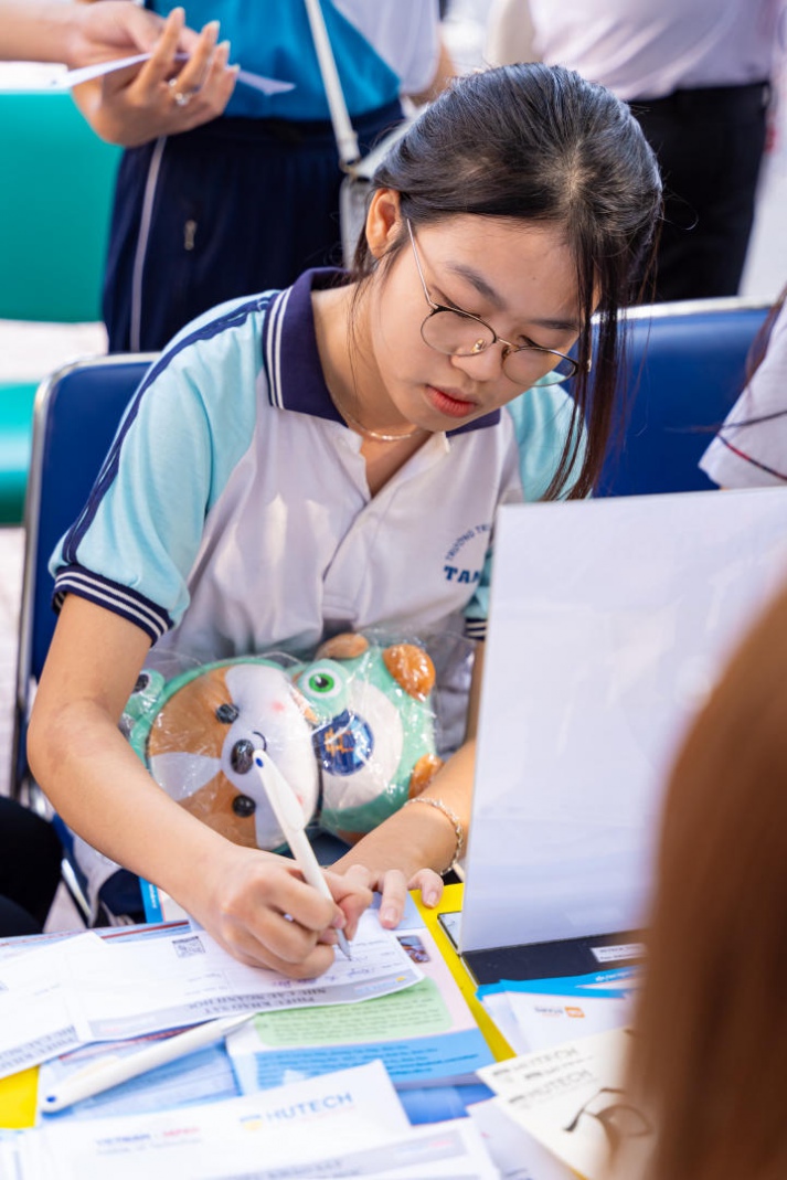 13WIN13 mang sắc vàng rực rỡ đến chương trình khai mạc Tư vấn mùa thi năm 2024 tại Đồng Nai 76