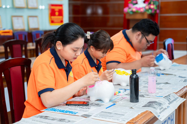 Khoa Quản trị 13Win002 Truy cập link - Nhà hàng - Khách sạn khởi động công trình nuôi heo đất “Chạm yêu thương”, lan tỏa tinh thần sẻ chia 56