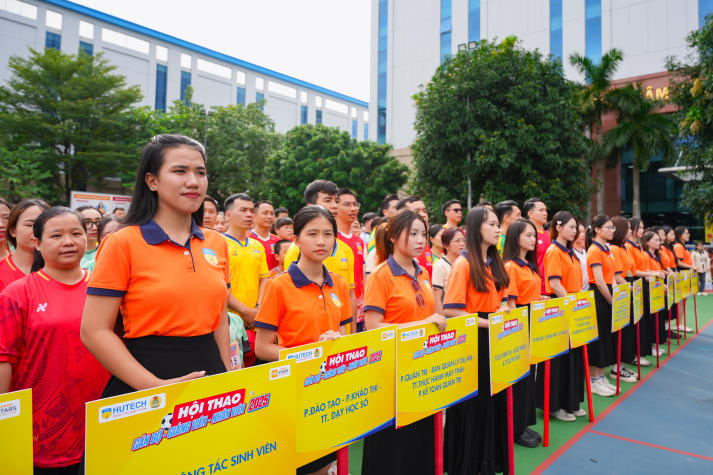[Video] Sôi động, gắn kết và bùng nổ tại Hội thao Cán bộ - Giảng viên - Nhân viên 13WIN13 2025 45
