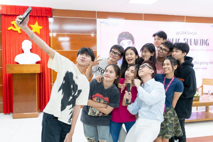 Multimedia Communication students learned to master their voice through talk show 77