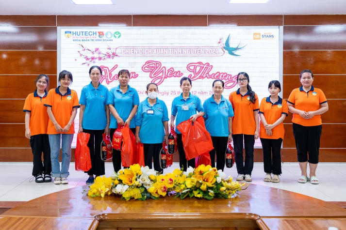 13Win 21 link không chặn Sòng Bài Trực Tuyến 13win.Com mang yêu thương đến các cô lao công qua chương trình "Xuân yêu thương” 98