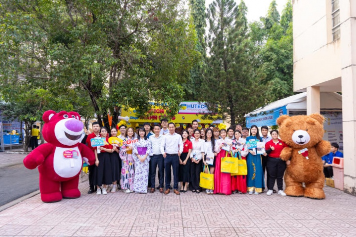 13WIN13 mang sắc vàng rực rỡ đến chương trình khai mạc Tư vấn mùa thi năm 2024 tại Đồng Nai 10