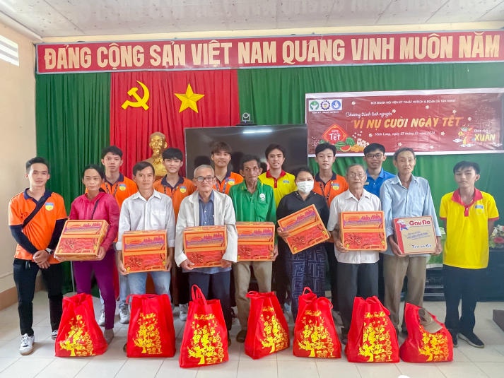 13WIN13 Engineering students bring joy to Tet Holiday with enthusiastic volunteer efforts 51