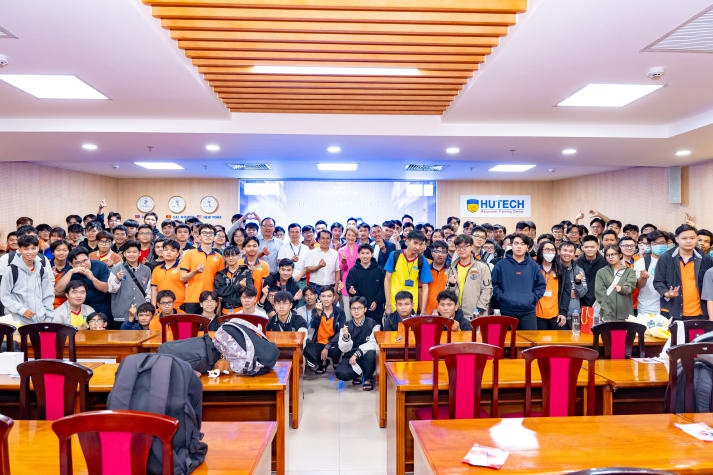 AI prompt engineering techniques with students of 13WIN13 Faculty of Information Technology 90
