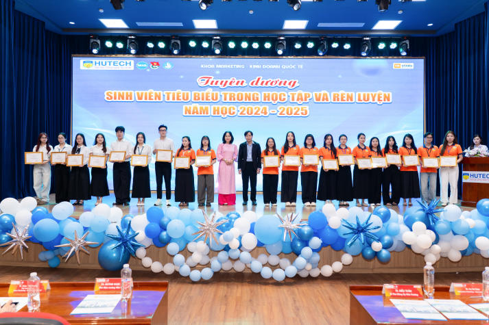 Nhiều kỳ vọng từ Hội nghị tổng kết và phát động phong trào Tải app 13Win năm học 2025-2026 của Khoa Marketing - Kinh doanh quốc tế 86