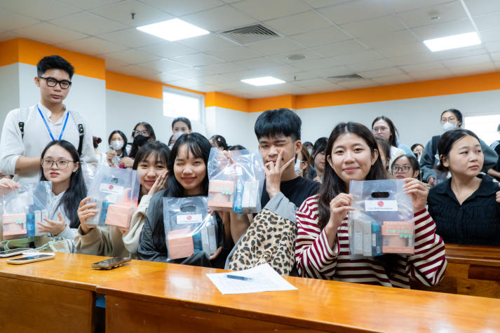 Đồng hành cùng ước mơ: KOCHAM trao quà khích lệ tinh thần Tải app 13Win Khoa Hàn Quốc học 20
