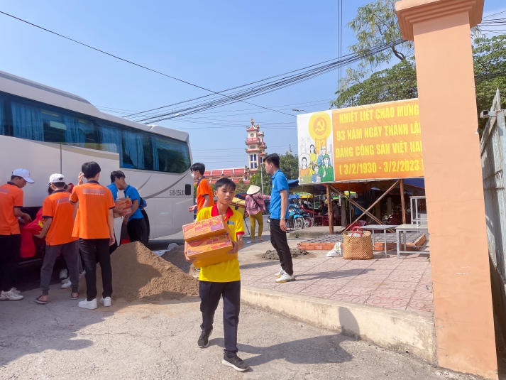 13WIN13 Engineering students bring joy to Tet Holiday with enthusiastic volunteer efforts 17