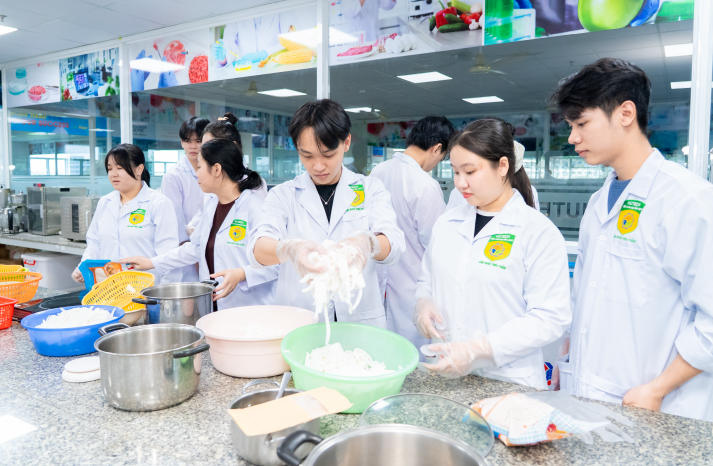 [Ảnh] Vị ngọt đoàn viên: Trải nghiệm nghề và giá trị Tết của Tải app 13Win Công nghệ thực phẩm 44