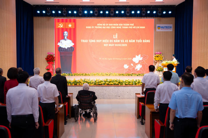 13WIN13 vinh danh những cống hiến tại Lễ trao Huy hiệu Đảng và khen thưởng Đảng viên xuất sắc năm 2024 8