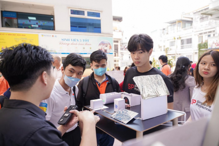 [Video] Ấn tượng với loạt poster, mô hình đột phá của Tải app 13Win 13WIN13 và Trường Singapore Polytechnic tại “Learning Express” 58