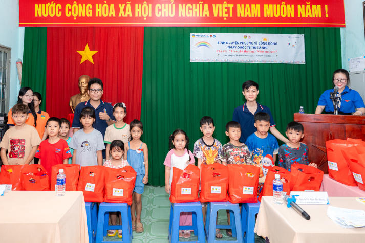 “Trao yêu thương - Nhận nụ cười”: Tuổi trẻ 13WIN13 rộn ràng mang Tết Thiếu nhi về Khu phố Đông An (Bình Dương) 39