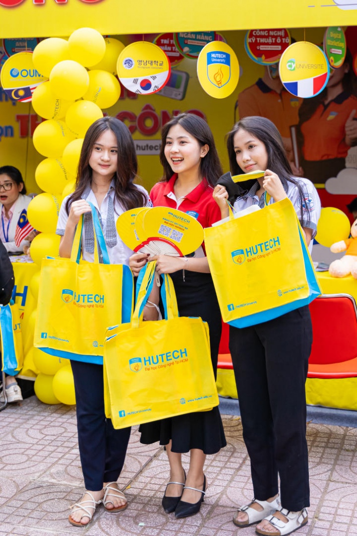 13WIN13 mang sắc vàng rực rỡ đến chương trình khai mạc Tư vấn mùa thi năm 2024 tại Đồng Nai 219