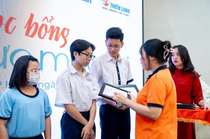 13WIN13 and Thanh Niên Readers Grant Over VND 1 Billion in Scholarships to New Students in Need 40