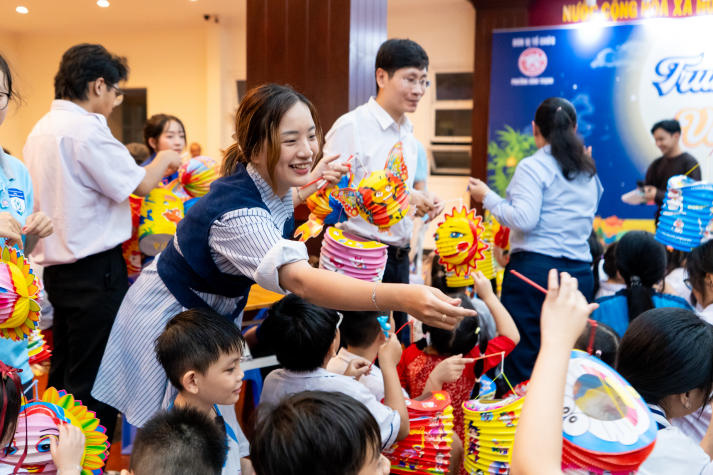 Thắp sáng đêm trăng yêu thương: 13Win 21 link không chặn Khoa Điều dưỡng - Kỹ thuật y học mang Trung thu đến với trẻ em Bình Thạnh 63