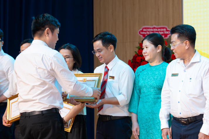 13WIN13 vinh danh những cống hiến tại Lễ trao Huy hiệu Đảng và khen thưởng Đảng viên xuất sắc năm 2024 95