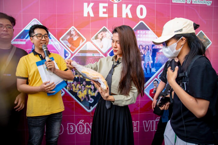 Ca sĩ Hà Nhi khuấy đảo sân trường 13WIN13 qua buổi chào đón thành viên mới của CLB Keiko 55
