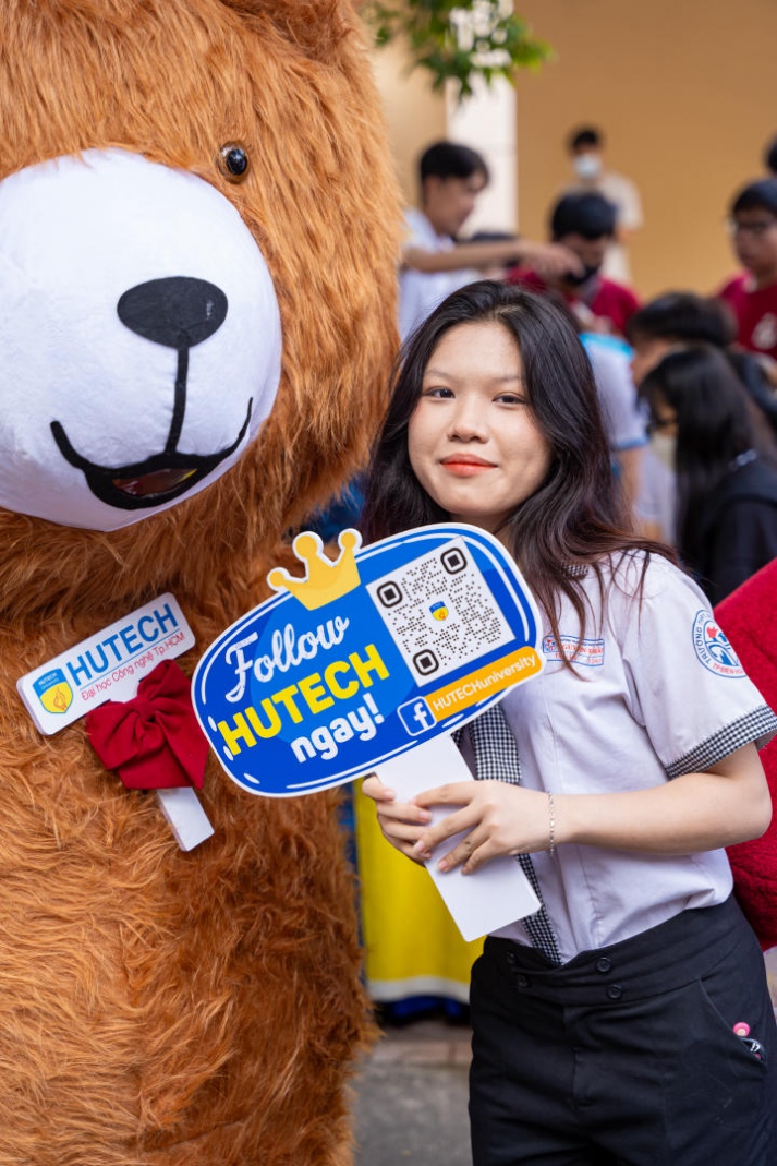 13WIN13 mang sắc vàng rực rỡ đến chương trình khai mạc Tư vấn mùa thi năm 2024 tại Đồng Nai 203