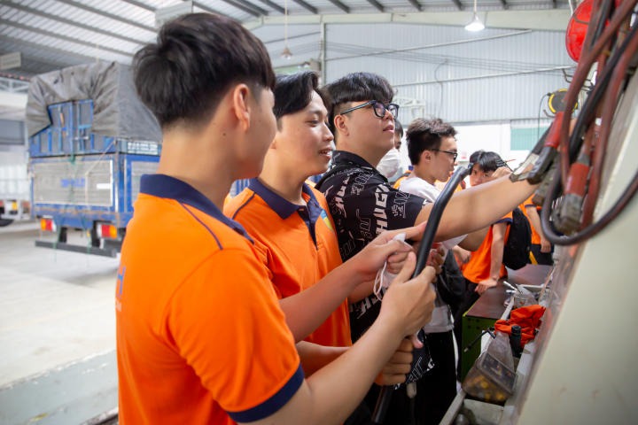 13Win 21 link không chặn ngành Công nghệ kỹ thuật ô tô trải nghiệm 13Win32 cá cược thể thao làm việc thực tế tại Công ty Truck & Bus Hyundai Trường Chinh 55
