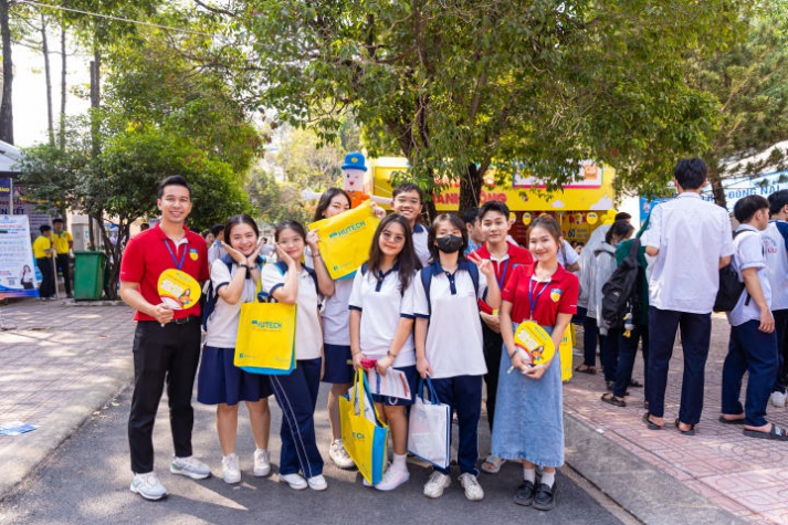 13WIN13 mang sắc vàng rực rỡ đến chương trình khai mạc Tư vấn mùa thi năm 2024 tại Đồng Nai 109