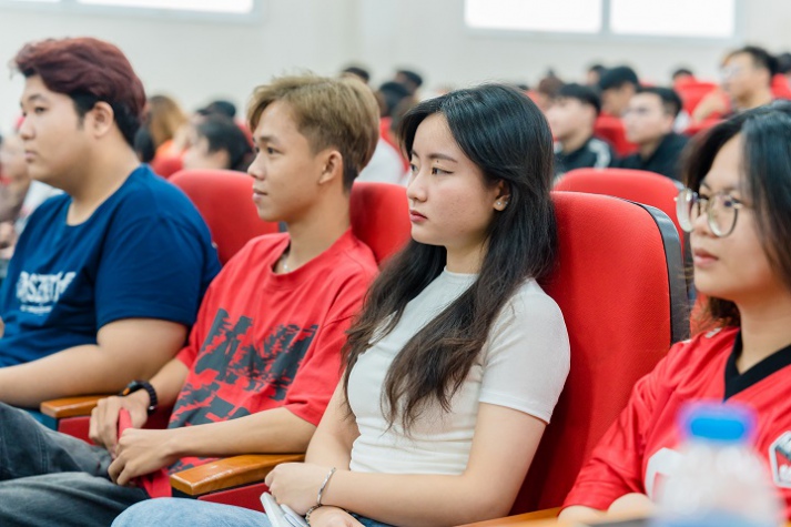 “Unveiling the Director’s Lens” – A Professional Insight Journey for 13WIN13 Students 74