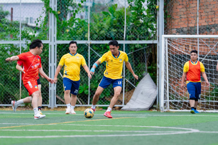 [Hội thao CB-GV-NV 13WIN13 2025]: Bóng đá nam ra quân, kịch tính ngay loạt trận mở màn 63