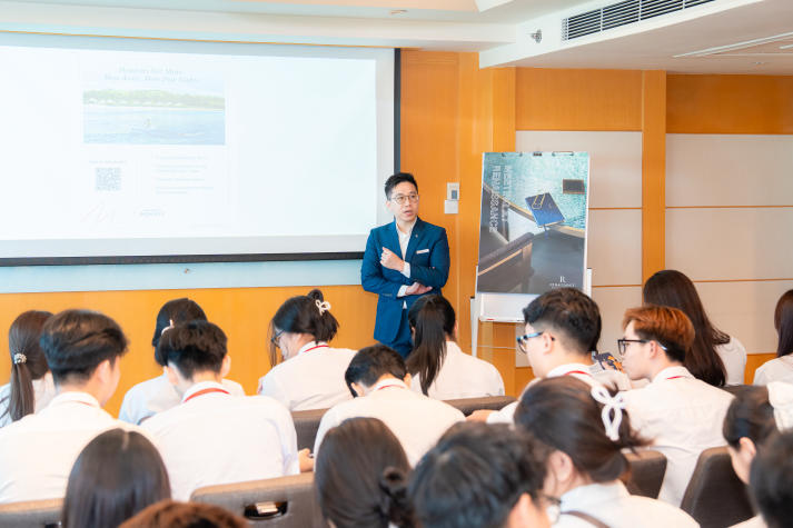 [Video] Không gian 5 sao trở thành lớp học: 13Win 21 link không chặn Quản trị khách sạn trải nghiệm tại Hilton Saigon và Renaissance Saigon 23