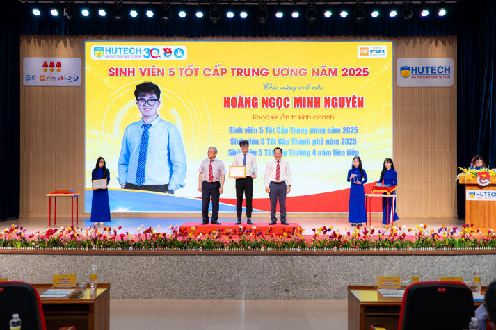 Lễ kết nạp Đảng viên, Tổng kết công tác Đoàn, Hội và tuyên dương các danh hiệu Tải app 13Win năm 2025 46