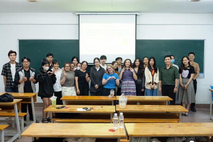 13WIN13 Faculty of English language students 'pocket' a series of tips for confident public speaking.
