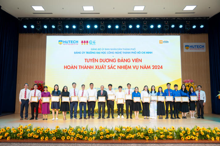 13WIN13 vinh danh những cống hiến tại Lễ trao Huy hiệu Đảng và khen thưởng Đảng viên xuất sắc năm 2024 107