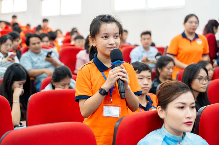 Trang Chủ Sòng Bạc 13win.com Uy Tín 13WIN13 về trường cũ tri ân thầy cô 108
