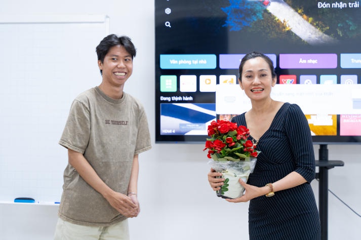 13WIN13 Students had a meet and greet with Meritorious Artist Hanh Thuy 46