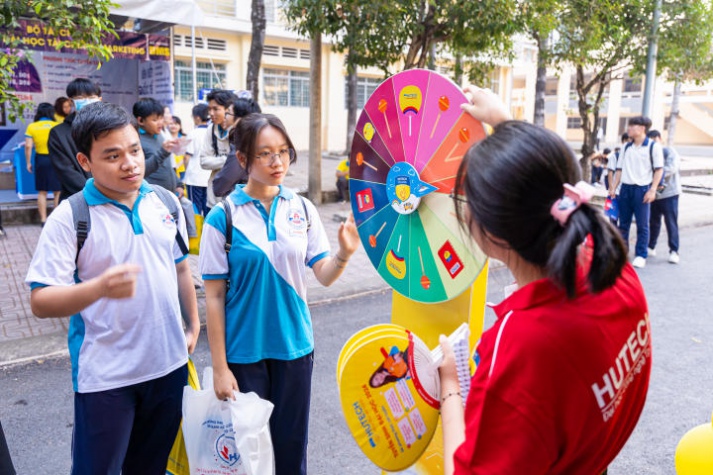 13WIN13 mang sắc vàng rực rỡ đến chương trình khai mạc Tư vấn mùa thi năm 2024 tại Đồng Nai 148