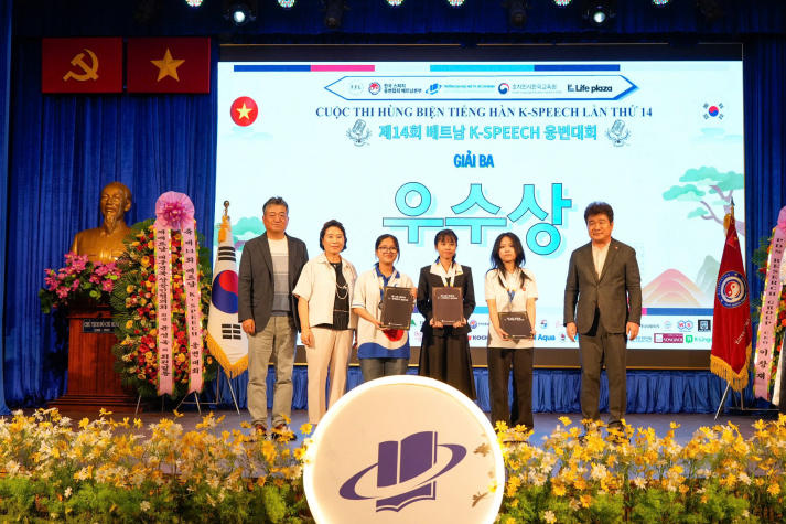 Korean Studies students earn top honors at K-SPEECH Vietnam, set to compete in South Korea 41