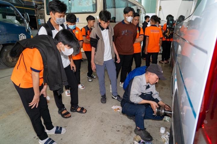 13Win 21 link không chặn VKIT tìm hiểu quy trình sữa chữa, kiểm định chất lượng ô tô qua chuyến tham quan Truck & Bus Hyundai Trường Chinh 80