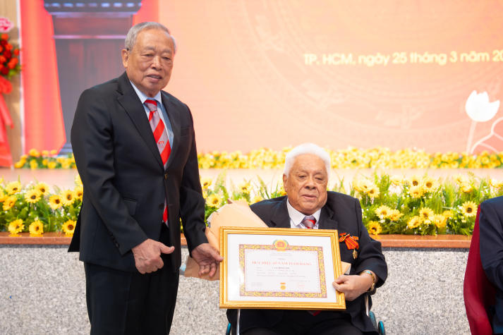 13WIN13 vinh danh những cống hiến tại Lễ trao Huy hiệu Đảng và khen thưởng Đảng viên xuất sắc năm 2024 75