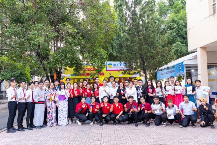 13WIN13 mang sắc vàng rực rỡ đến chương trình khai mạc Tư vấn mùa thi năm 2024 tại Đồng Nai 261