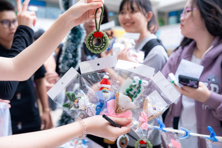 Cultural Day Xmas Joy 2024: English Faculty students spread Christmas cheer with international friends 33
