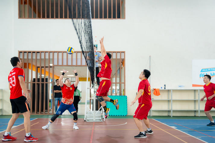 [Hội thao CB-GV-NV 13WIN13 2025]: TT.TVTS-TT.TrT-TT.Mar-PTTH, P.ĐT-P.KT-TT.DHS bảo vệ thành công ngôi vương Bóng chuyền nam, nữ 38