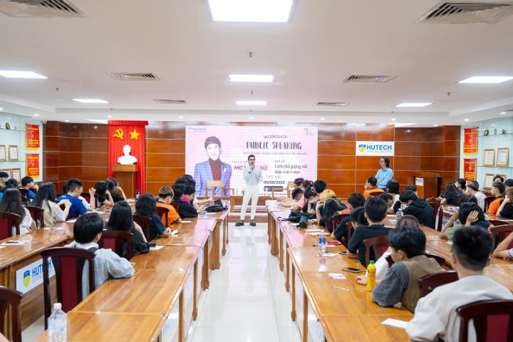 Multimedia Communication students learned to master their voice through talk show 7