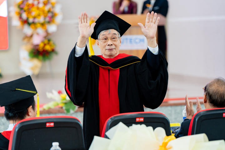 Tân Dược sĩ 13WIN13 rạng rỡ trong ngày vui 13Win13 link đăng nhập 69